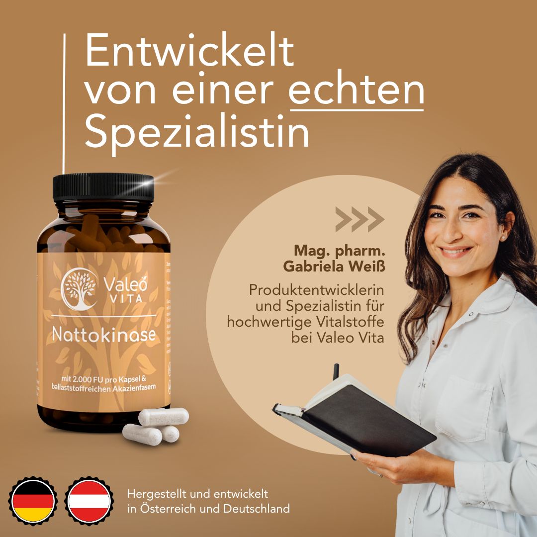 Produktflasche neben Frau mit Notizbuch. Text: Entwickelt von einer Spezialistin. Flaggen: Deutschland, Österreich.