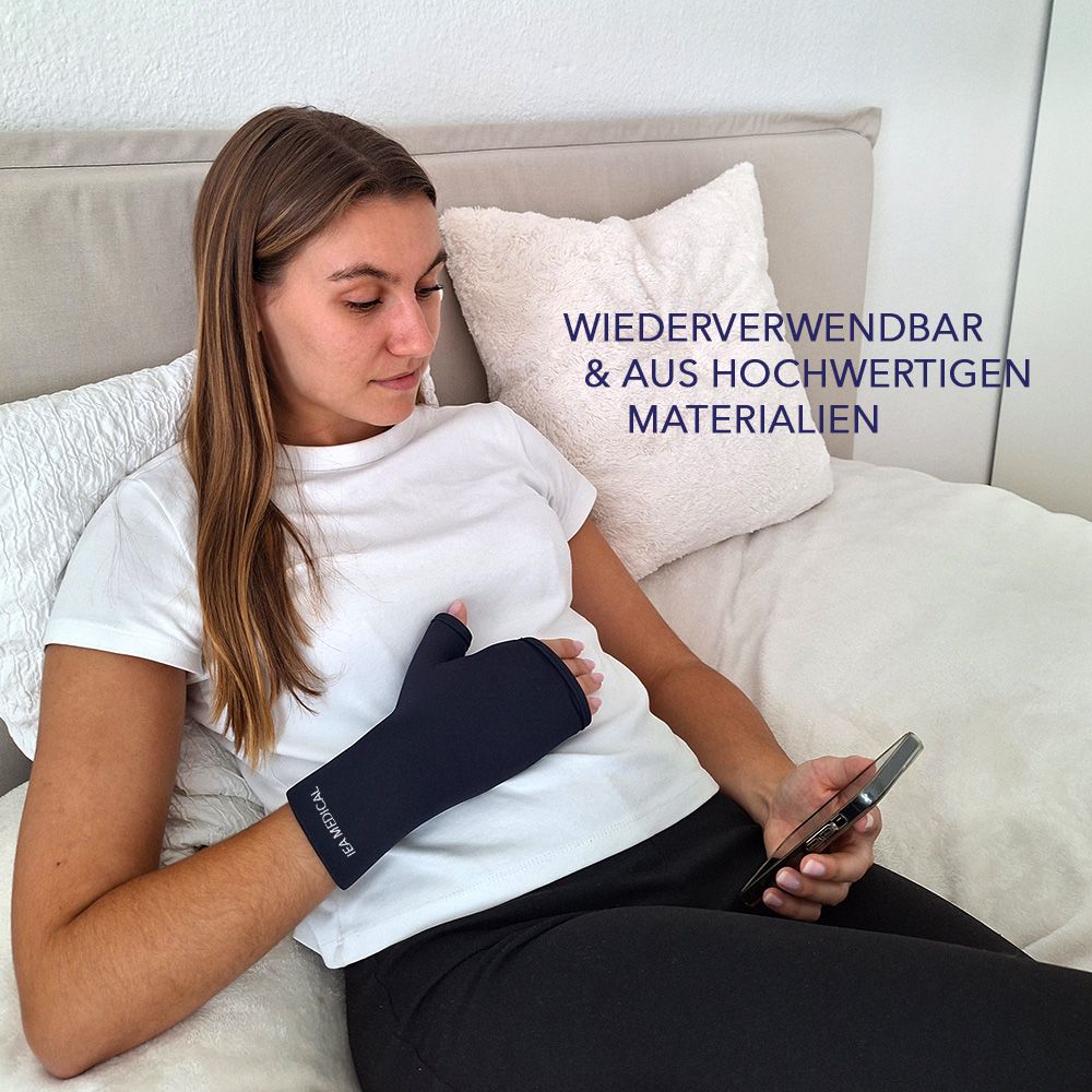 Person mit Kühlhandschuh, hält Smartphone. Text: WIEDERVERWENDBAR & AUS HOCHWERTIGEN MATERIALIEN. Marke IEA MEDICAL.