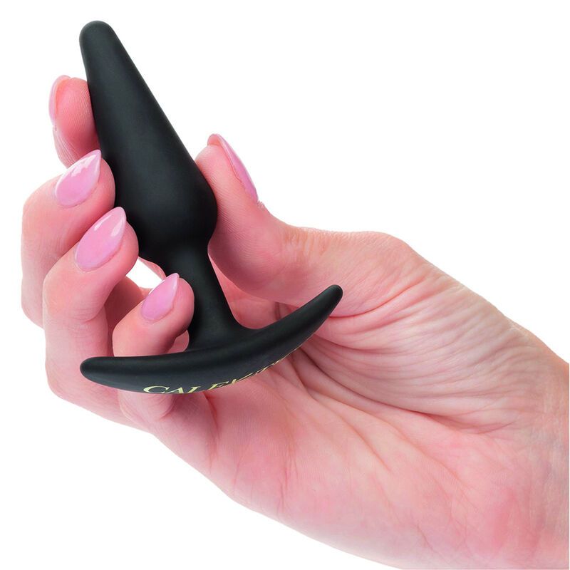 Schwarzer Analplug in einer Hand gehalten. Konischer Schaft, T-förmiger Griff. Marke Calexotics.