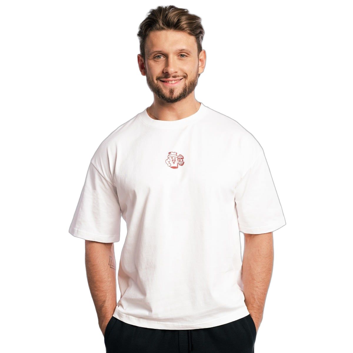 Herren Boxy-Oversized T-Shirt in Weiß mit kleinem roten Logo auf der Brust.
