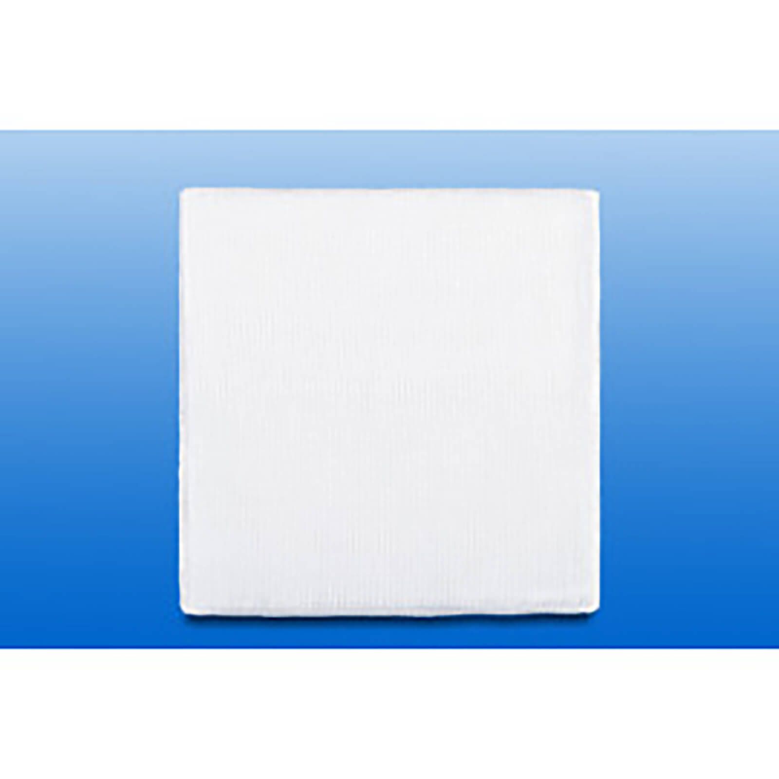 Quadratische Mullkompresse, weiß, 10 cm x 10 cm. Feine Gewebestruktur. Auf blauem Hintergrund.