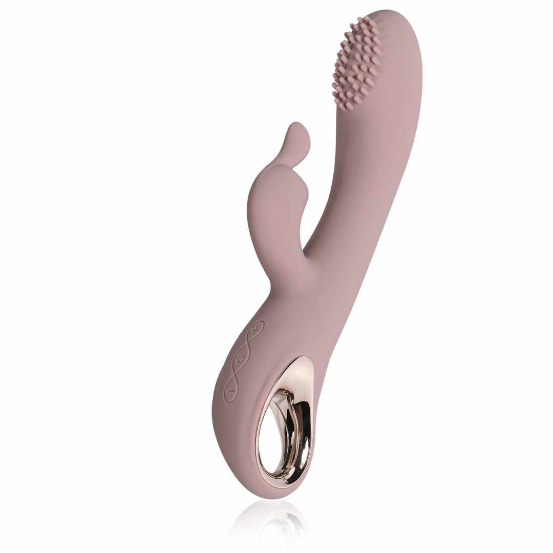 Rosa Vibrator mit geriffelter Spitze und gebogener Form. Mit einem Ring am Ende und einem Hasenohren-Aufsatz.