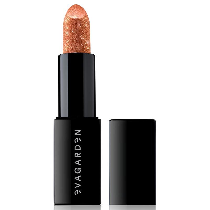 Lippenstift mit Glitzer. Schwarze Hülse mit Schriftzug. Geöffnete Kappe daneben. Nude-farbener Lippenstift mit Glitzer.