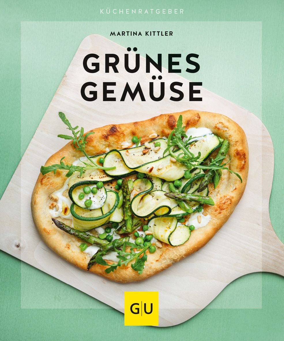 Buchcover mit dem Titel „Grünes Gemüse“. Auf einem Holzbrett liegt eine Pizza mit Gemüse. Autorin: Martina Kittler. Verlag: GU.