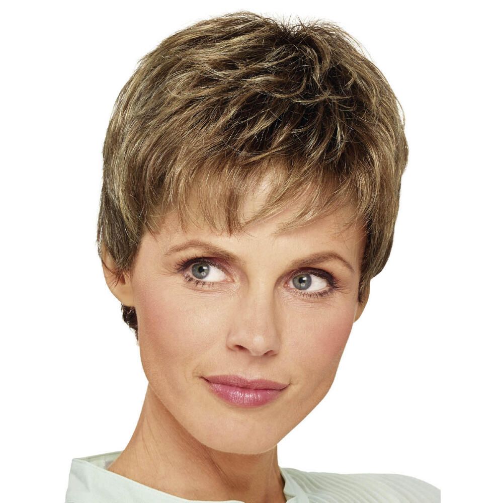 Kurzhaarperücke, braun mit blonden Strähnen. Frau mit Perücke, Blick zur Seite.