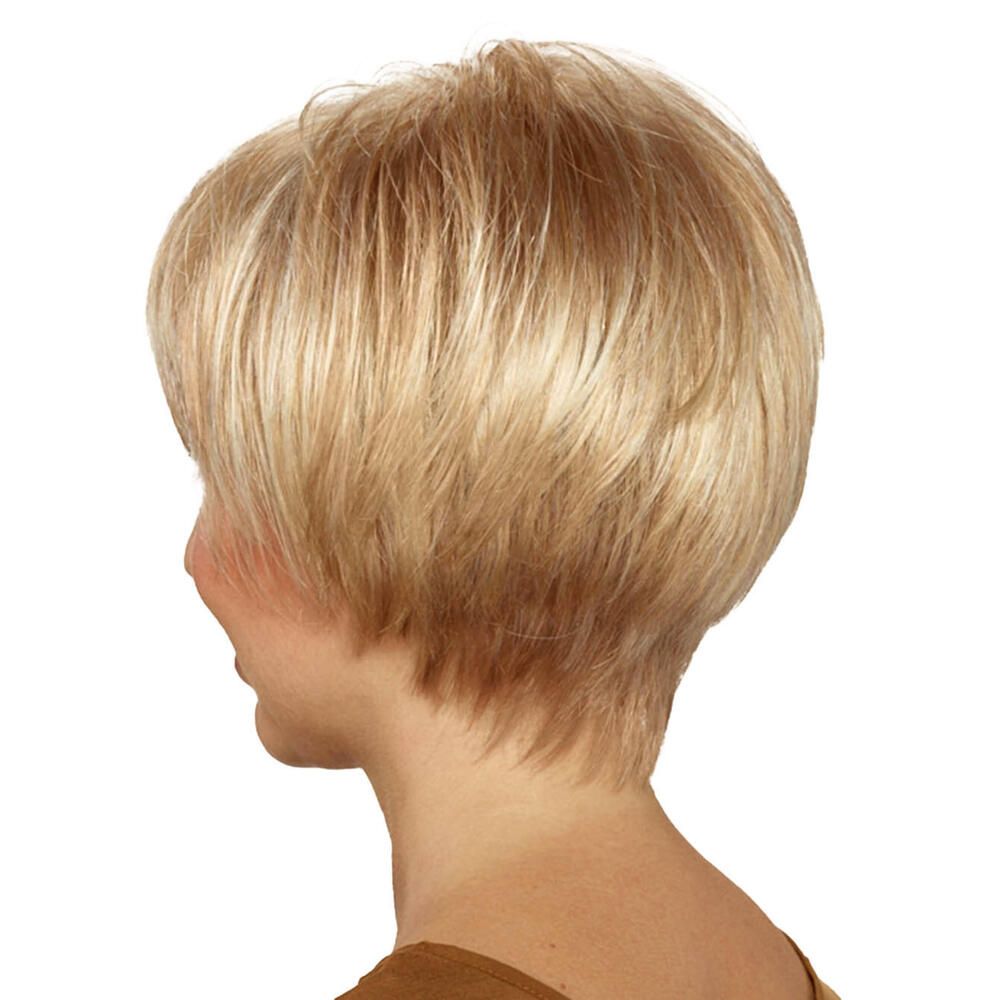Blonde Kurzhaarperücke, Rückansicht. Frau mit braunem Oberteil.