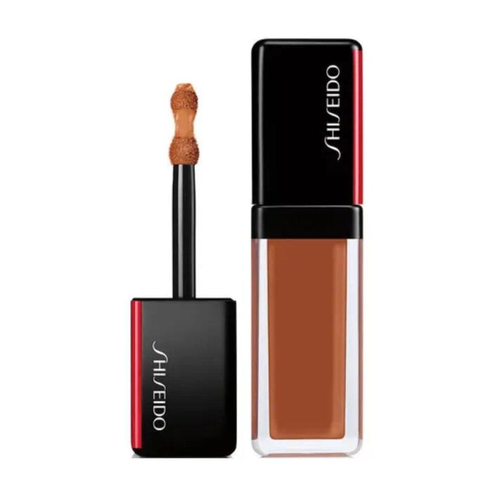 Beige Concealer-Fläschchen mit schwarzem Deckel. Der Applikator ist sichtbar. Shiseido-Logo auf dem Deckel.