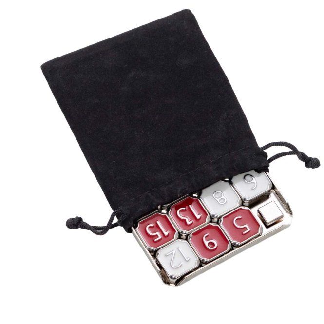 Schiebepuzzle mit Zahlen 1-15 und schwarzer Stofftasche.