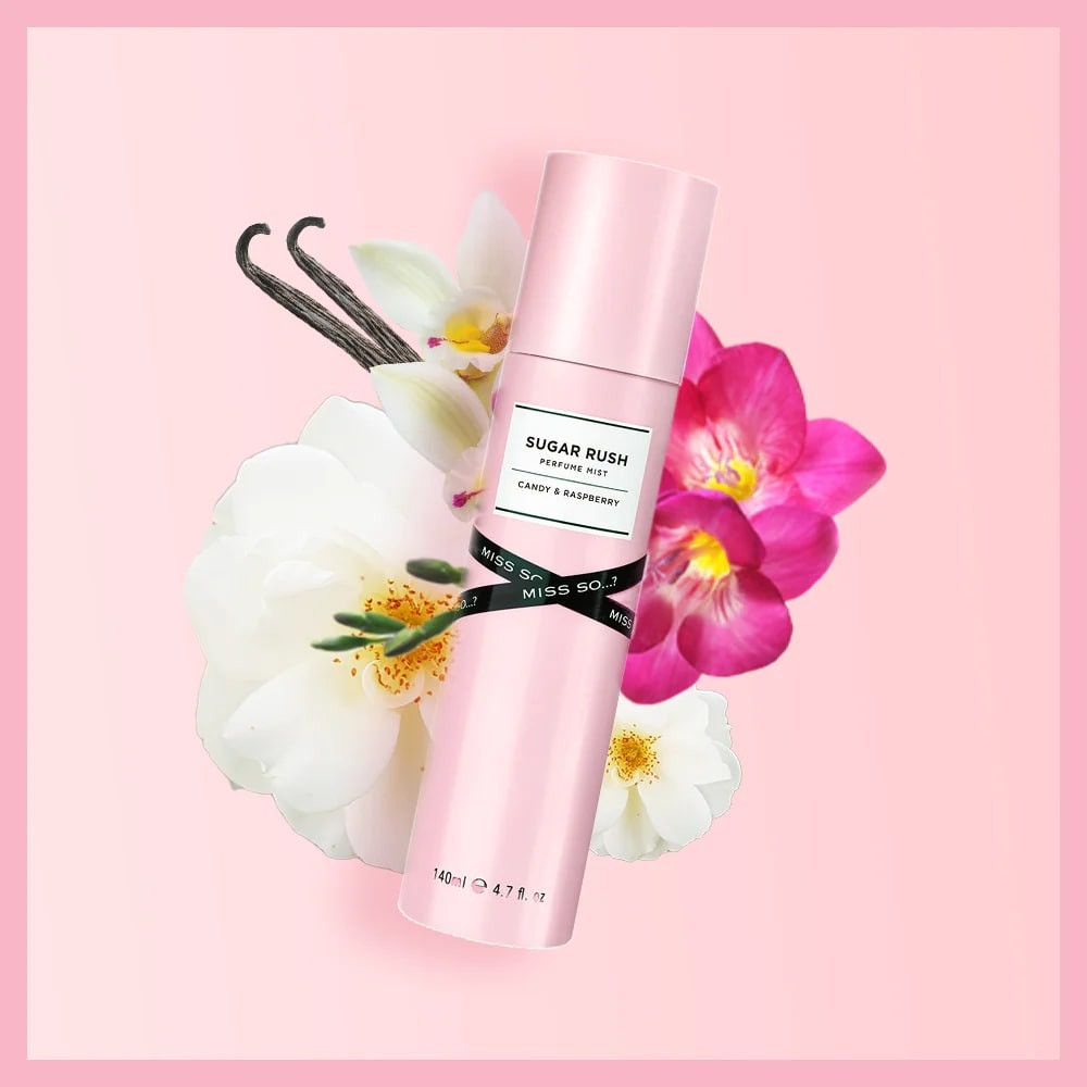 Rosa Flasche mit weißem Etikett, umgeben von Blumen und Vanilleschoten. Schwarzes Band mit Logo. Text: Sugar Rush, Candy & Raspberry.