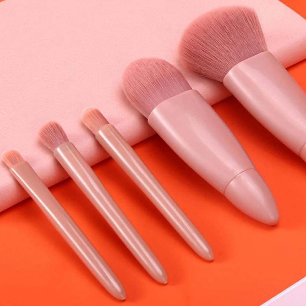 Fünf rosa Make-up-Pinsel mit unterschiedlichen Größen und Borsten.