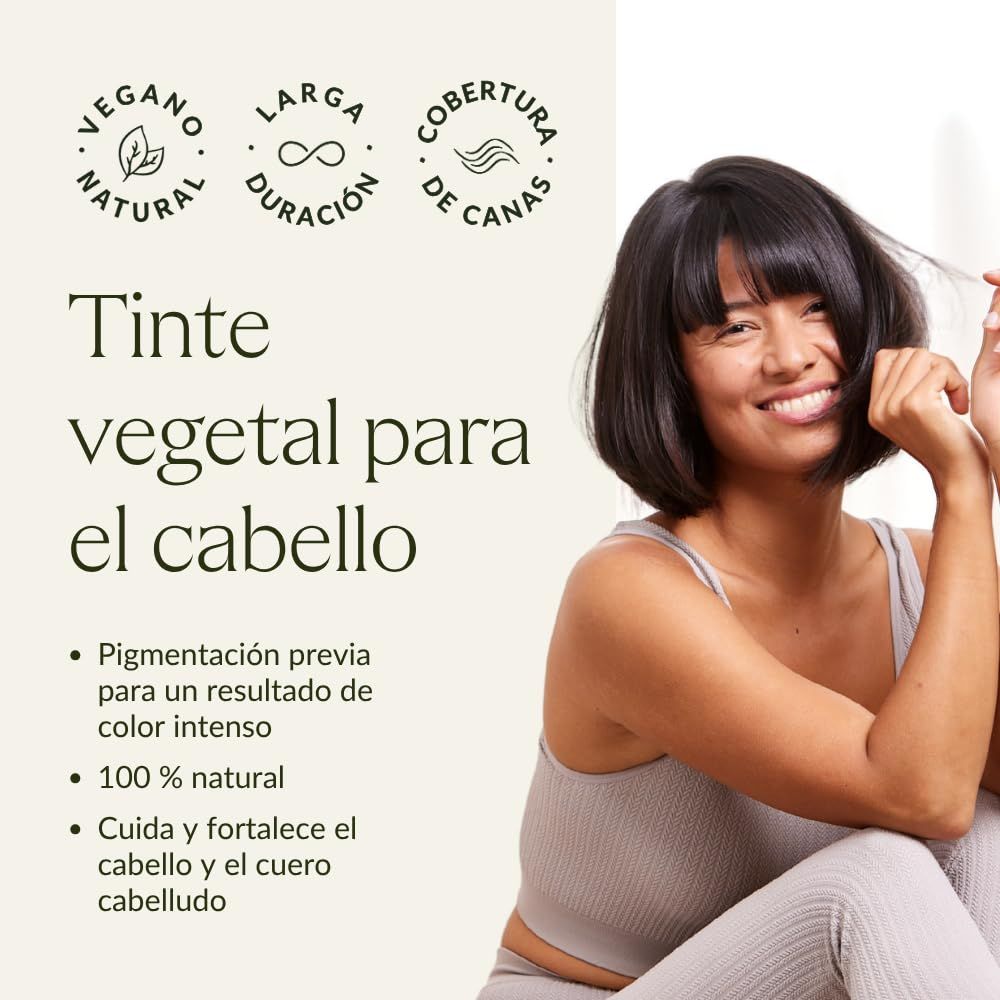 Eine Frau mit dunklem Haar, die lächelt. Text: 'Tinte vegetal para el cabello' und Logos.