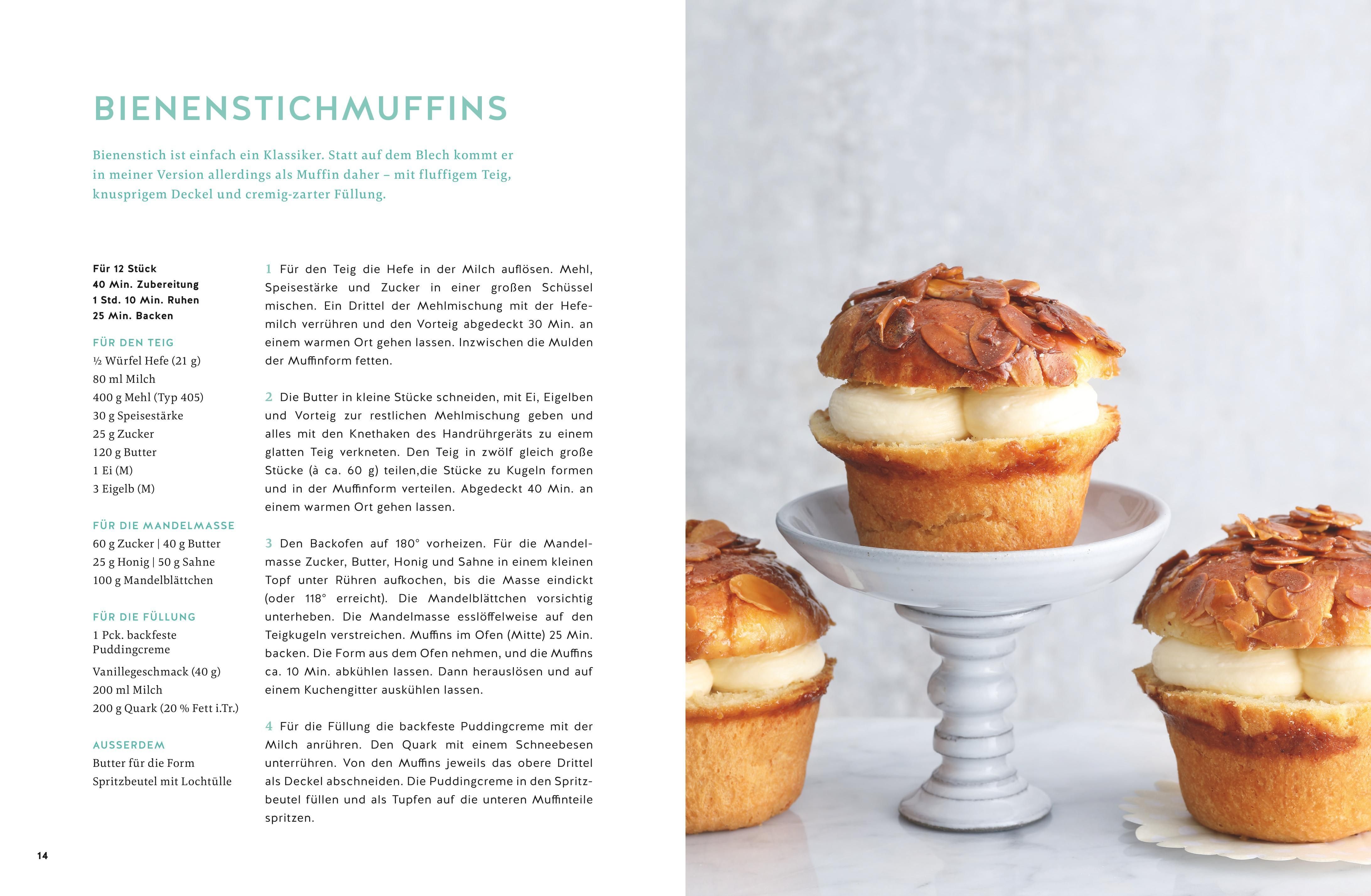 Buchseite mit Rezept. Bienenstichmuffins. Zutaten, Zubereitung. Drei Muffins auf Ständer.