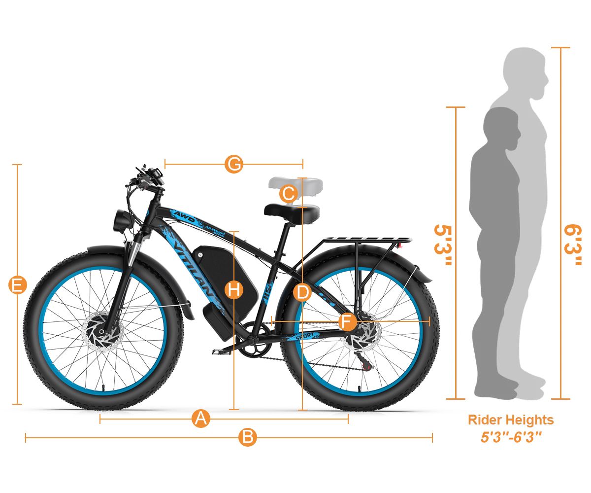 Schwarzes E-Mountainbike mit blauen Akzenten. Maße und Fahrergrößen sind angegeben. Das Fahrrad hat einen Gepäckträger.
