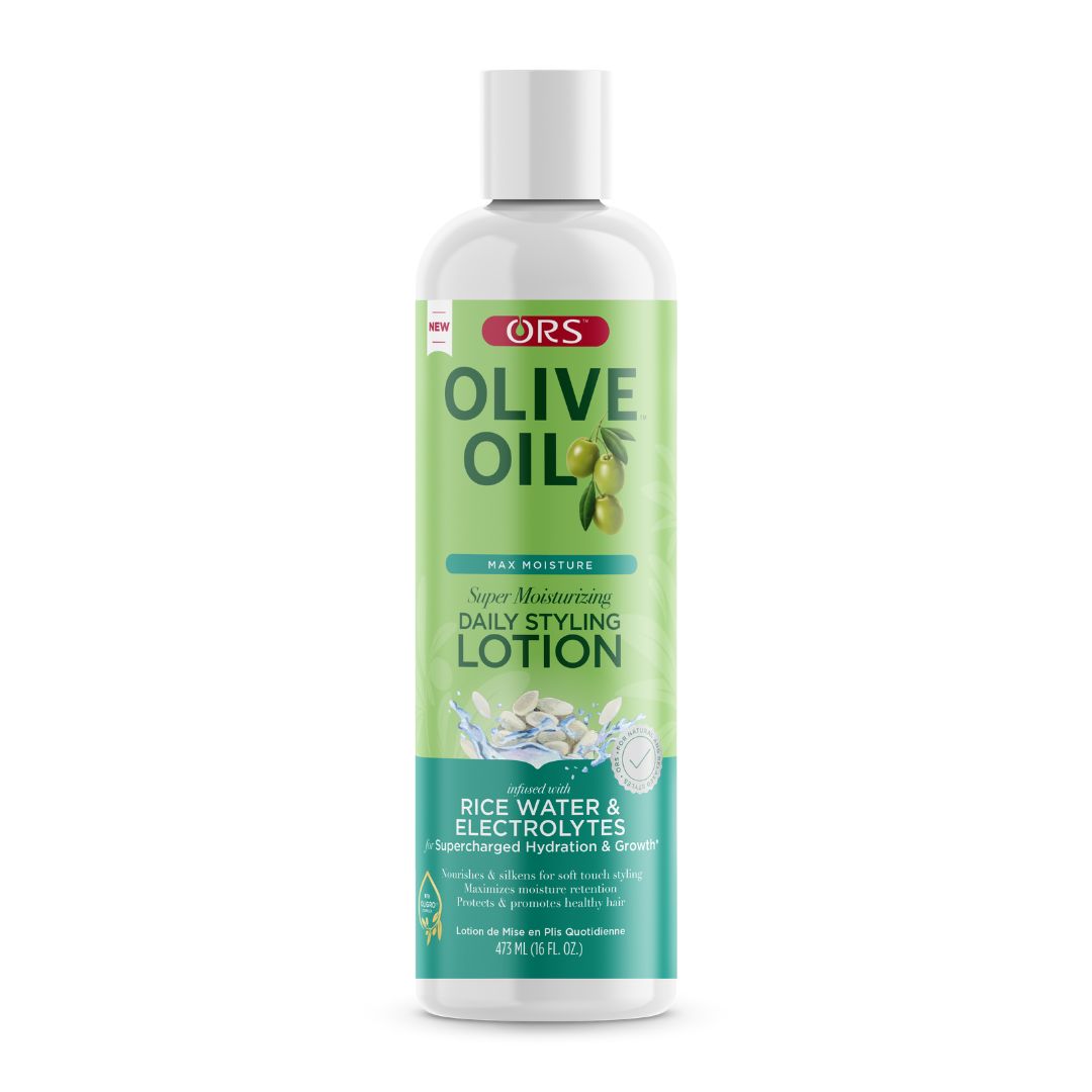 Eine Flasche ORS Olive Oil Daily Styling Lotion. Grün-weißes Etikett mit Produktnamen und Inhaltsstoffen. Enthält Reiswasser und Elektrolyte.