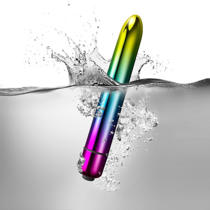 Zylindrischer Vibrator in Regenbogenfarben, der in Wasser eintaucht. Wasserspritzer sichtbar.