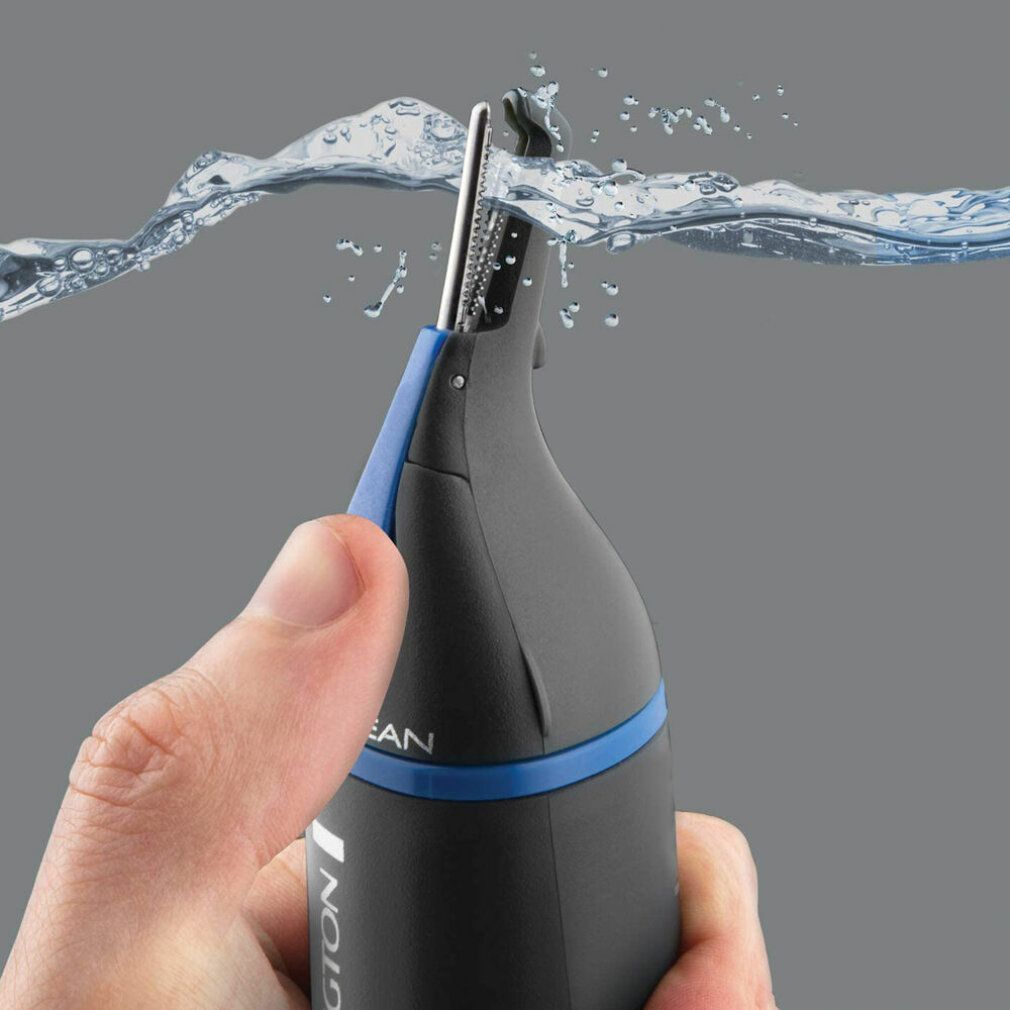 Nahaufnahme eines schwarzen Nasen- und Ohrenhaartrimmers. Wasser spritzt auf den Trimmer.