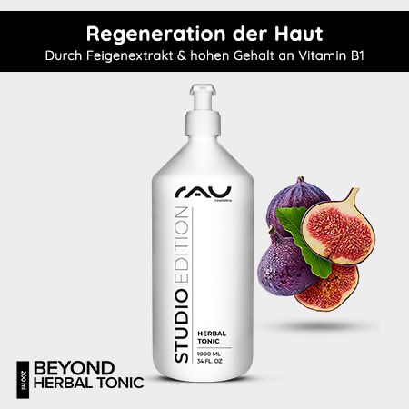 Die Flasche RAU Cosmetics Herbal Tonic wird mit Feigenextrakt und hohem Vitamin B1-Gehalt für die Regeneration der Haut beworben. Die weiße Flasche hat einen Pumpkopf und trägt die Aufschrift "BEYOND HERBAL TONIC".