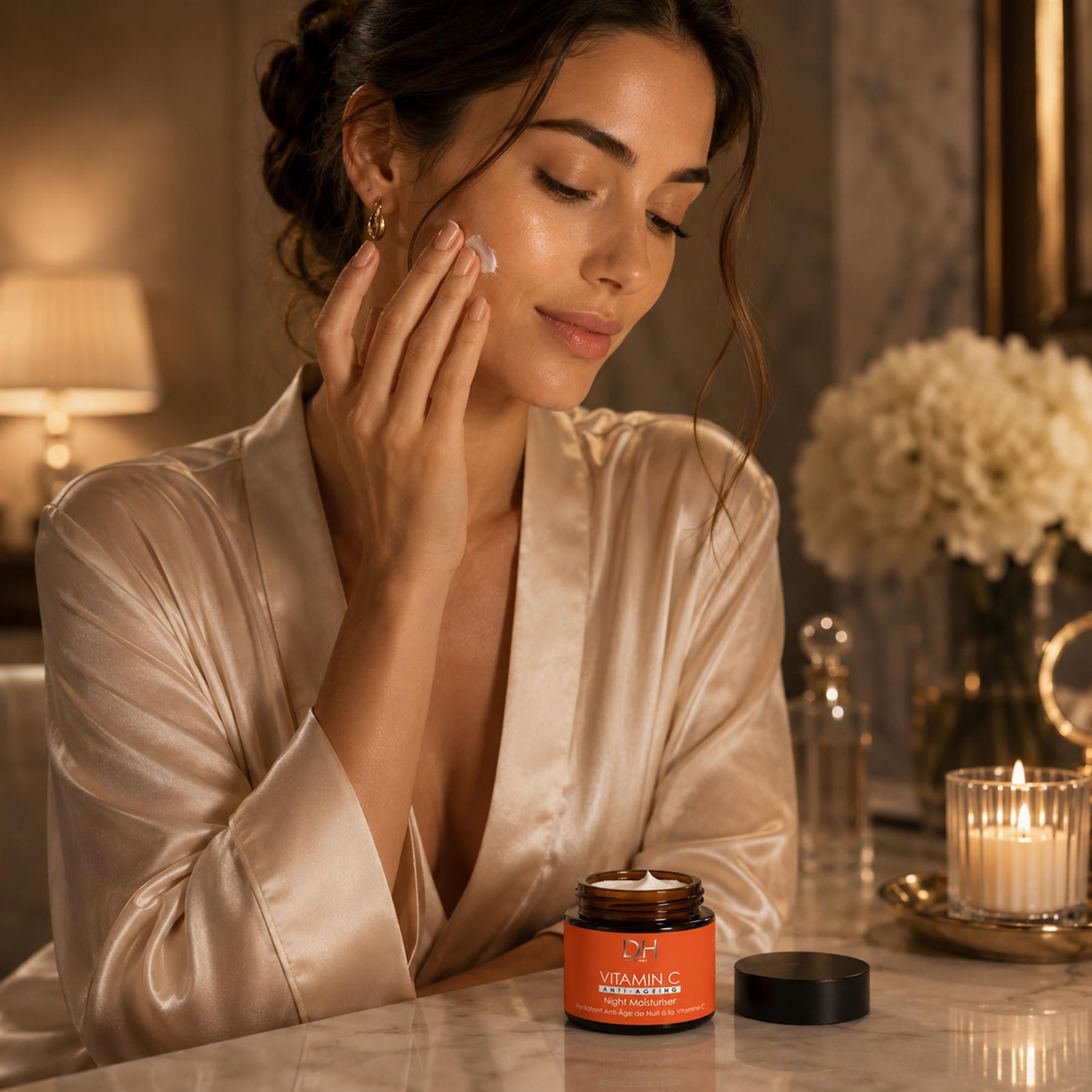 Frau trägt Dr H Vitamin C Nachtcreme auf ihr Gesicht auf.