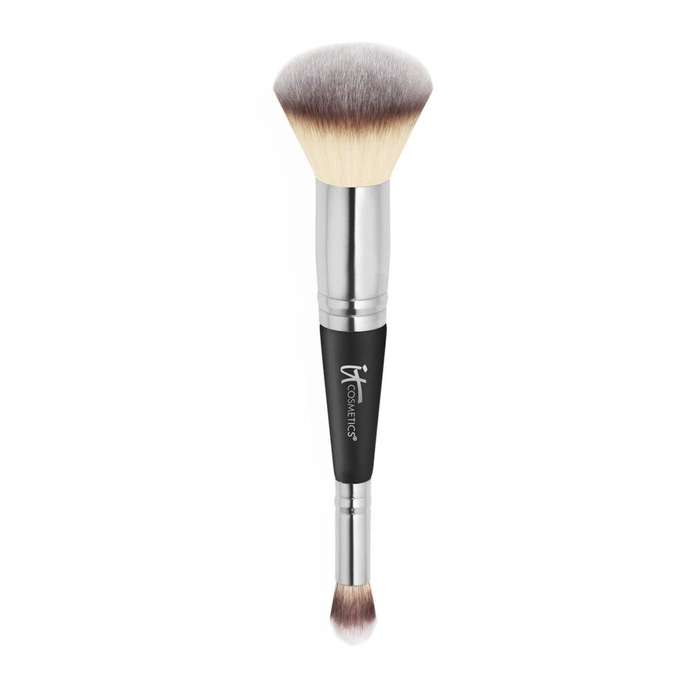 Doppel-Make-up-Pinsel. Großes, rundes Pinselende und kleines, spitzes Ende. Schwarzer Griff mit silbernen Akzenten. Marke sichtbar.
