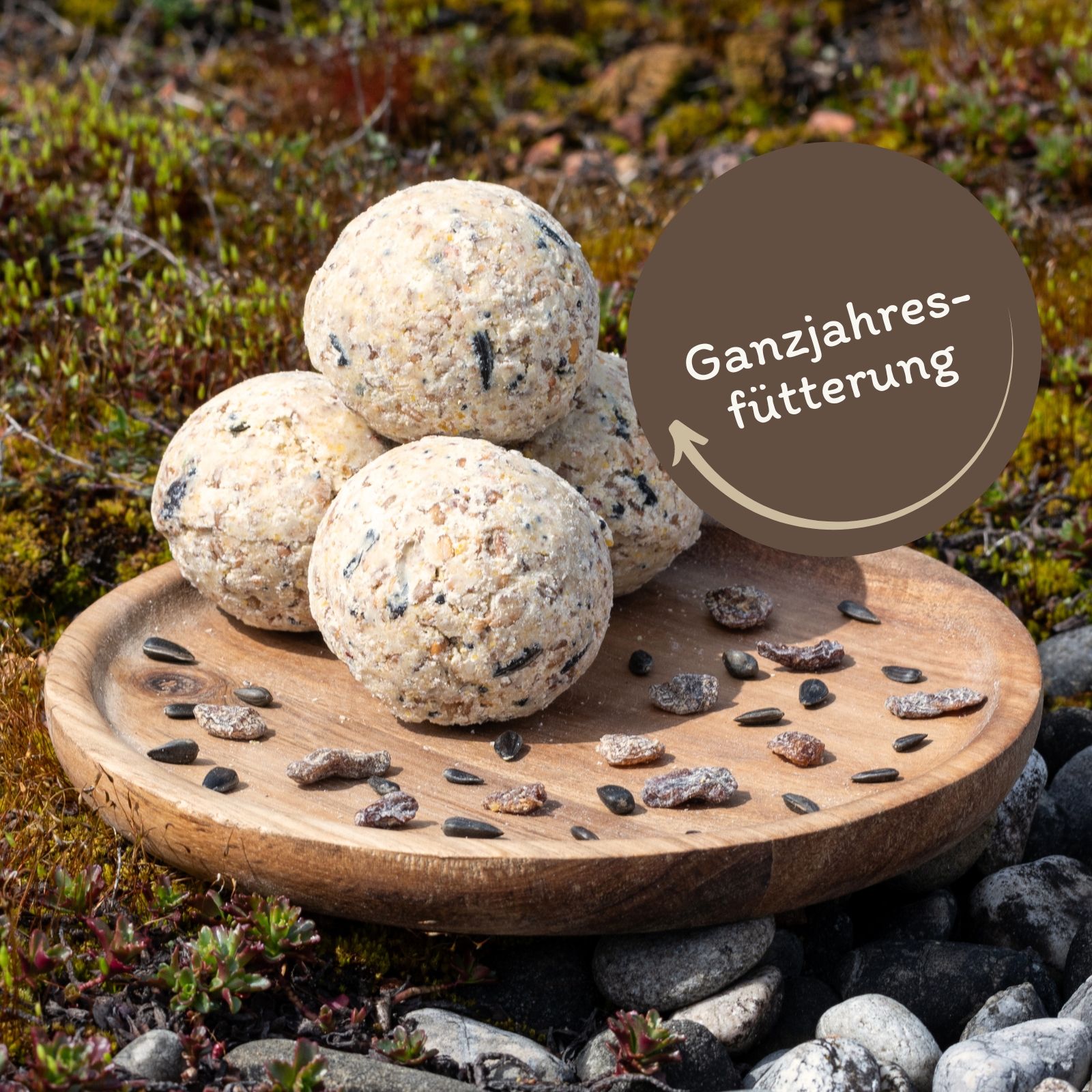 Meisenknödel Vollkorn & Früchte auf Holzschale, für Ganzjahresfütterung.