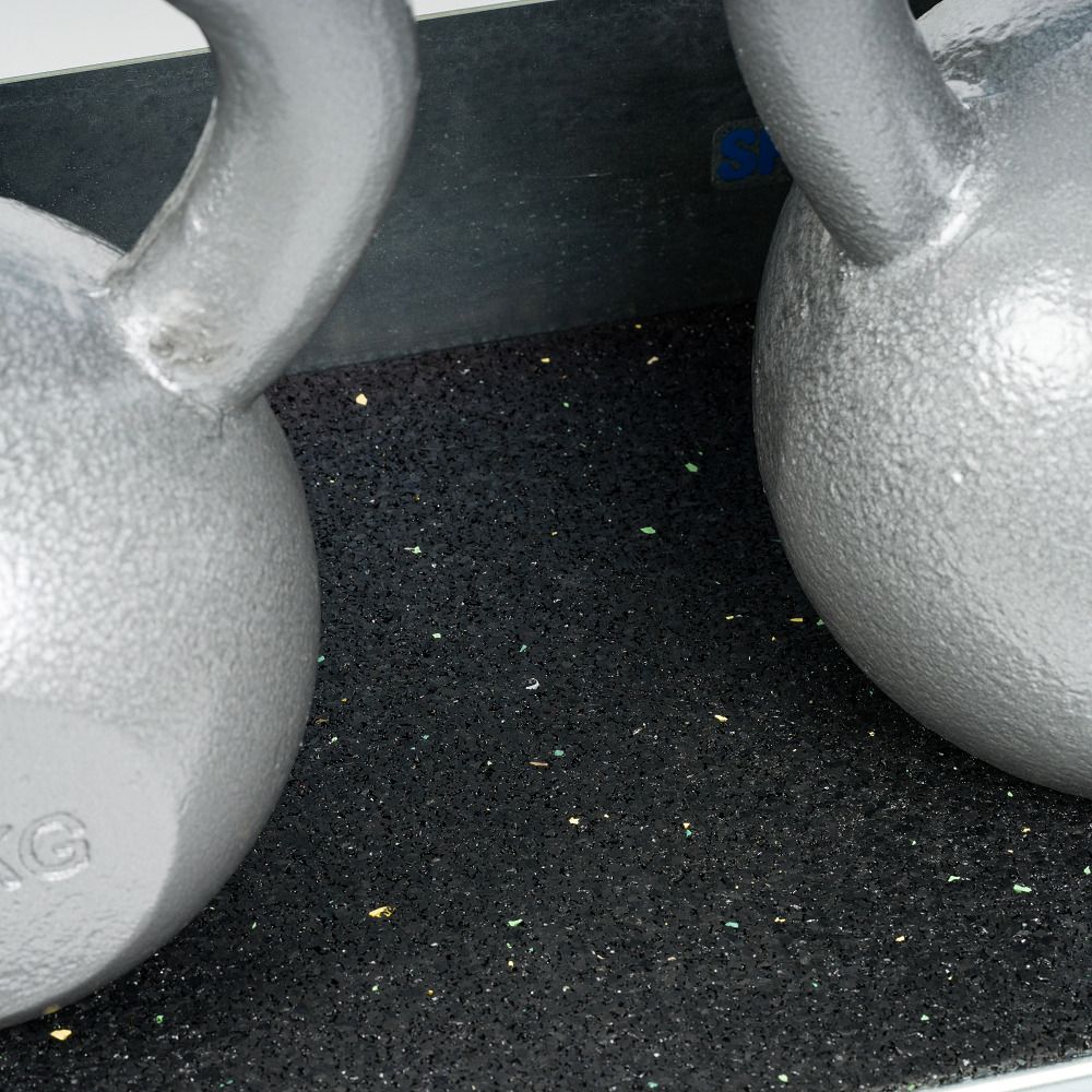 Nahaufnahme der Ablagefläche des Kettlebell-Ablageständers. Schwarze, strukturierte Oberfläche. Kettlebells liegen auf der Oberfläche.
