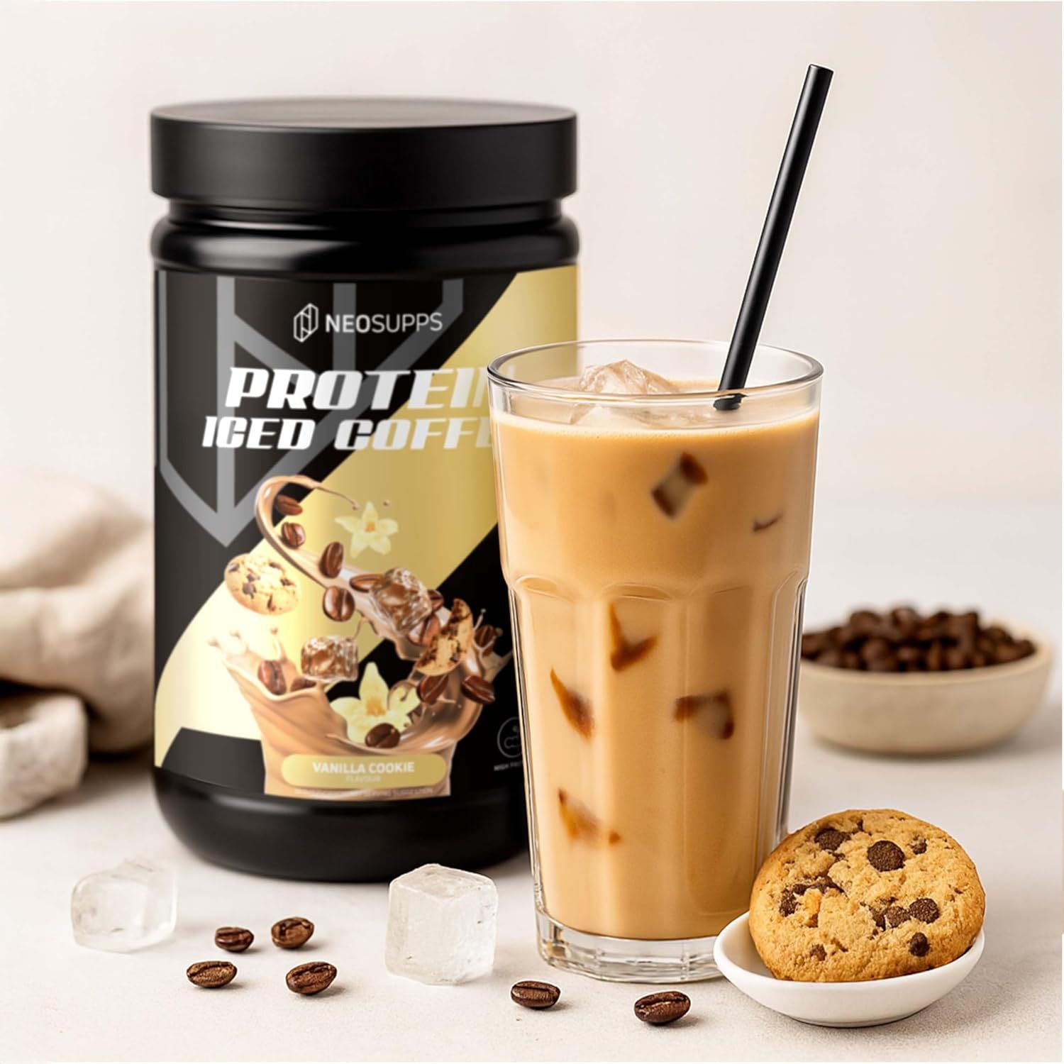 Dose Protein Iced Coffee neben Glas Eiskaffee mit Eiswürfeln, Keks und Kaffeebohnen. Text: Vanilla Cookie.