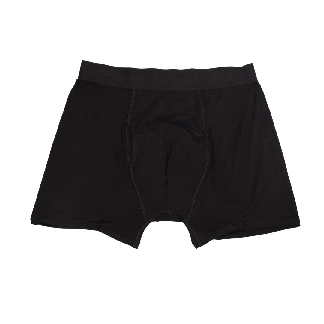 Schwarze Herren-Boxershorts, flachliegend. Elastischer Bund, Stoff mit Faltenwurf.