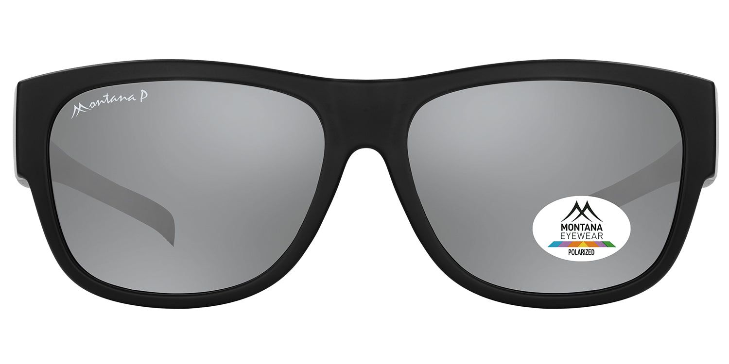Schwarze Sonnen-Überbrille mit silberfarbenen Gläsern. Montana Eyewear Logo und Polarisations-Kennzeichen.