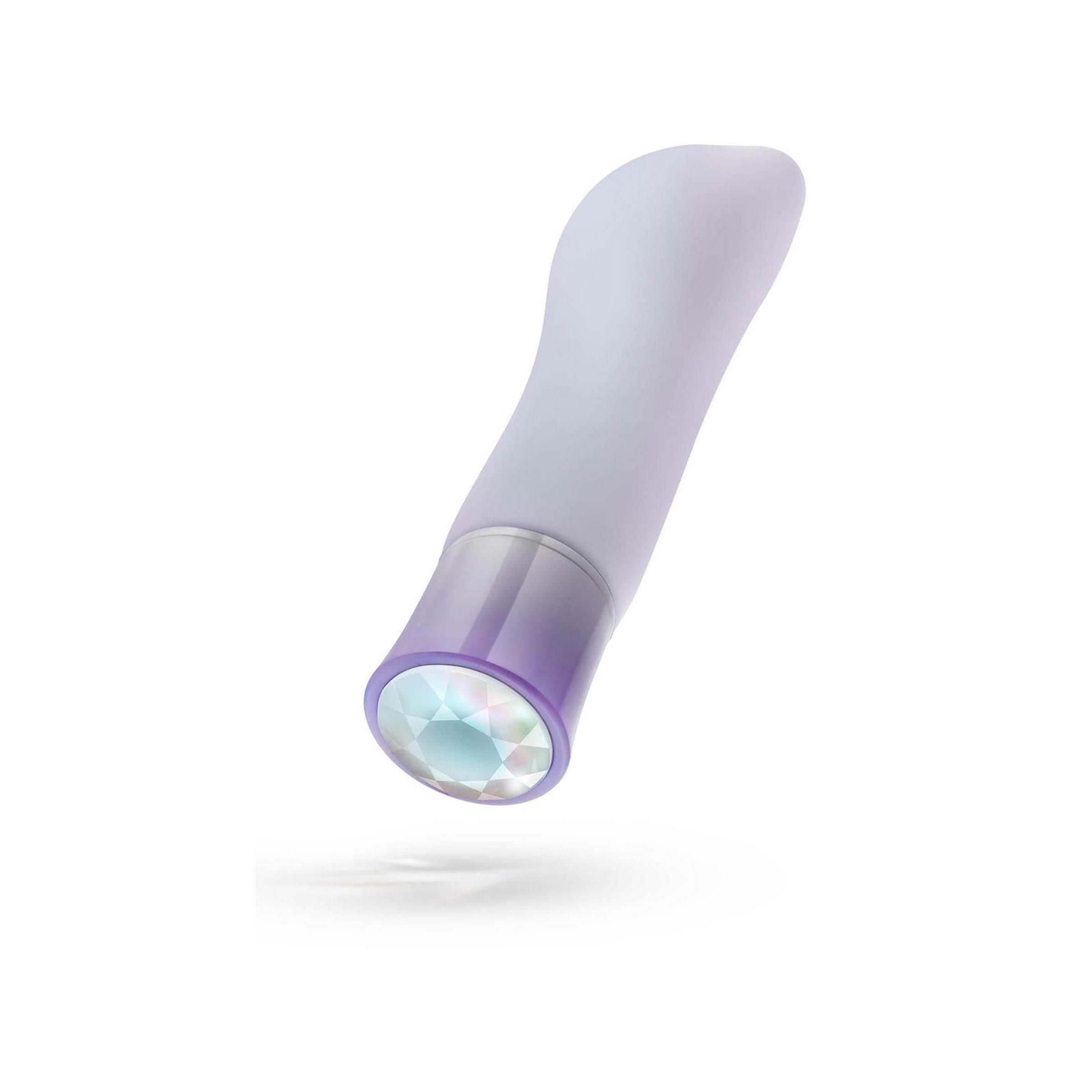 Lila Vibrator mit Kristallspitze. Zylindrischer Körper, abgerundete Spitze. Auf weißem Hintergrund.