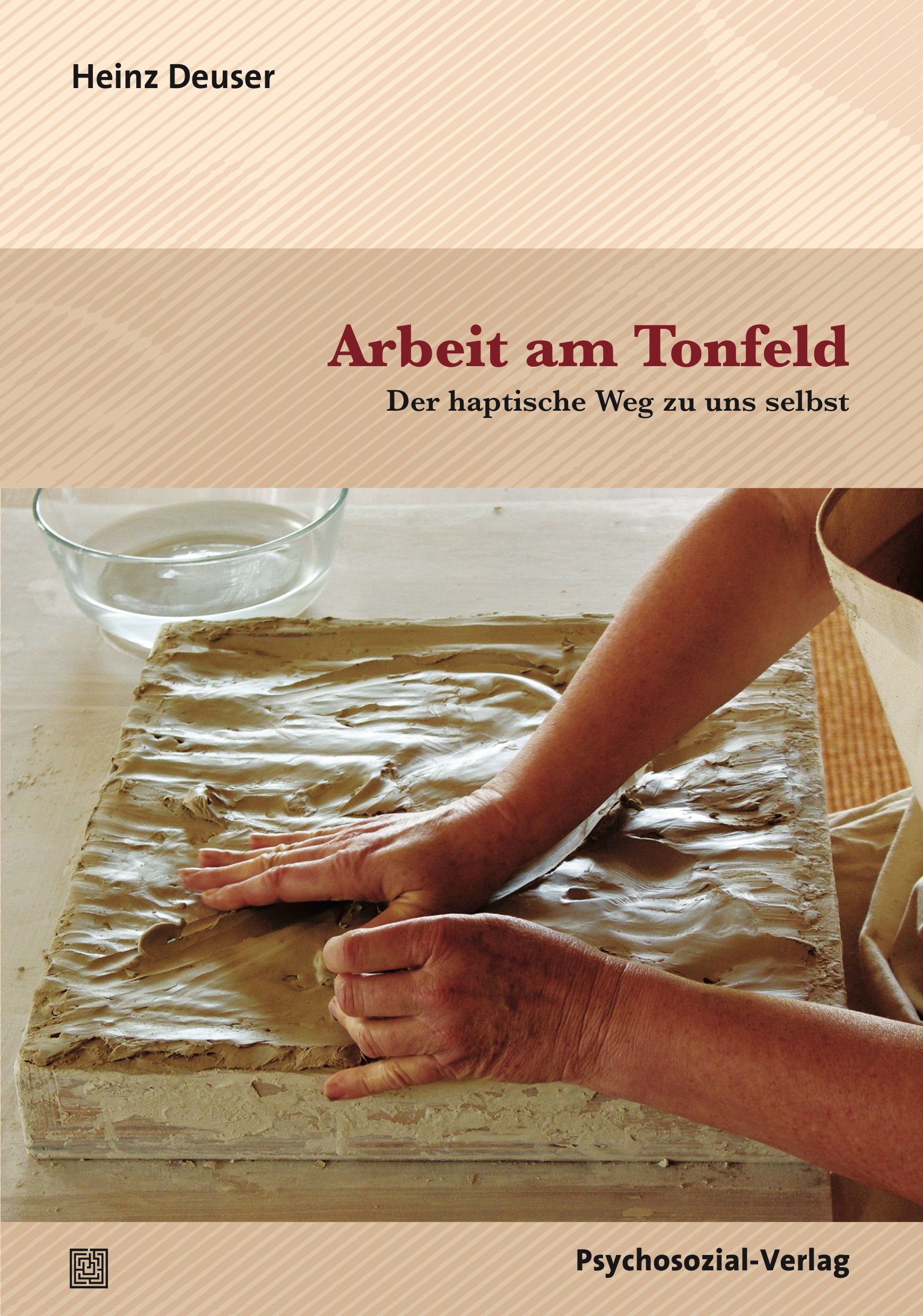 Buchcover: "Arbeit am Tonfeld". Titel in Rot. Autor: Heinz Deuser. Hände formen Ton. Verlag: Psychosozial-Verlag.