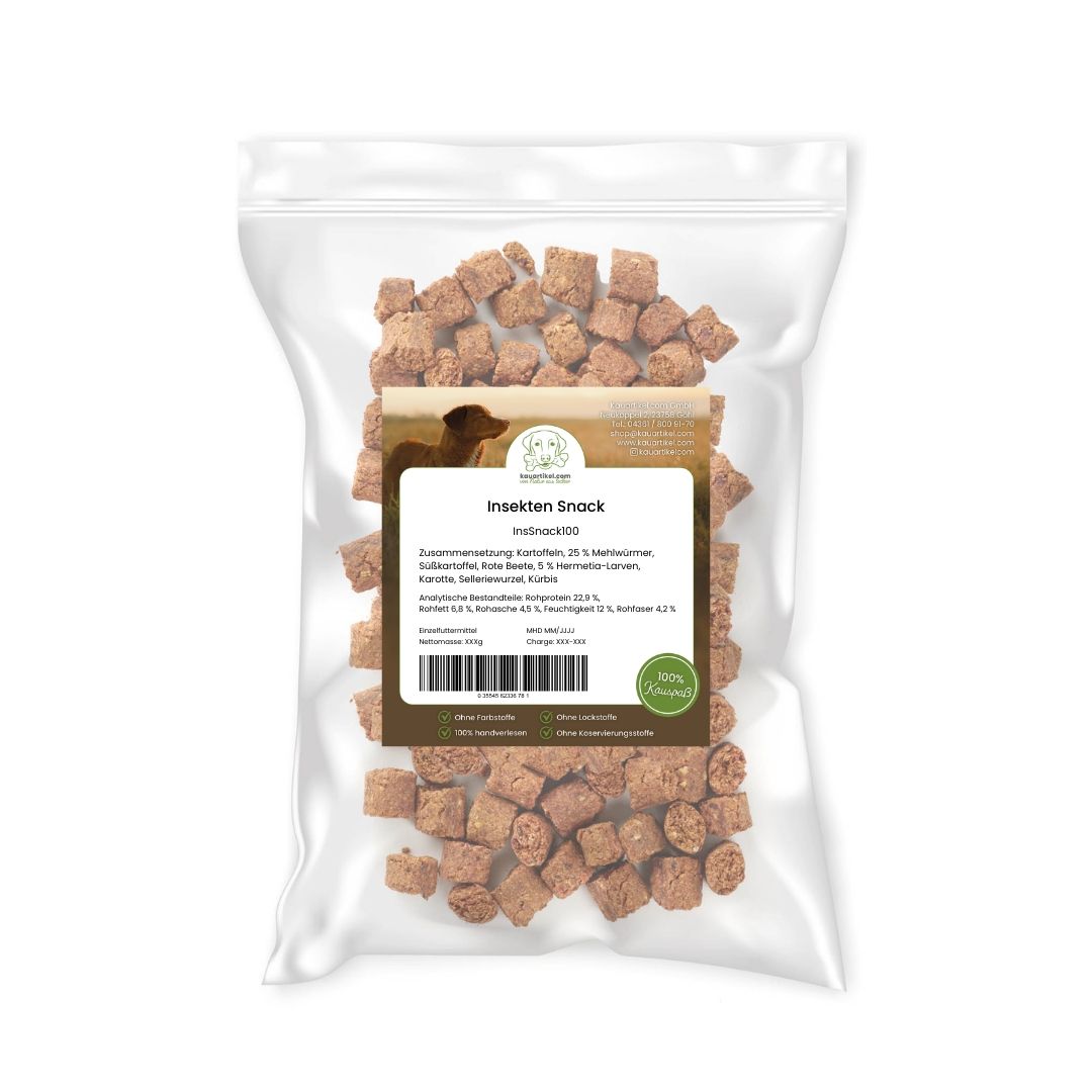 Hundefutter-Pellets, braun, auf weißem Hintergrund.