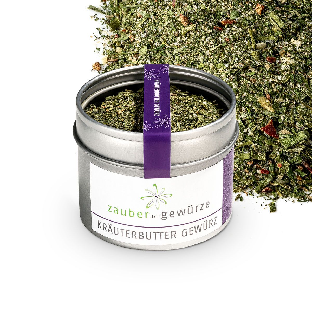 Geöffnete Dose Kräuterbutter Gewürz. Gewürze daneben. Aufkleber mit Produktname und Logo. Lila Band mit Text. Dose aus Metall.