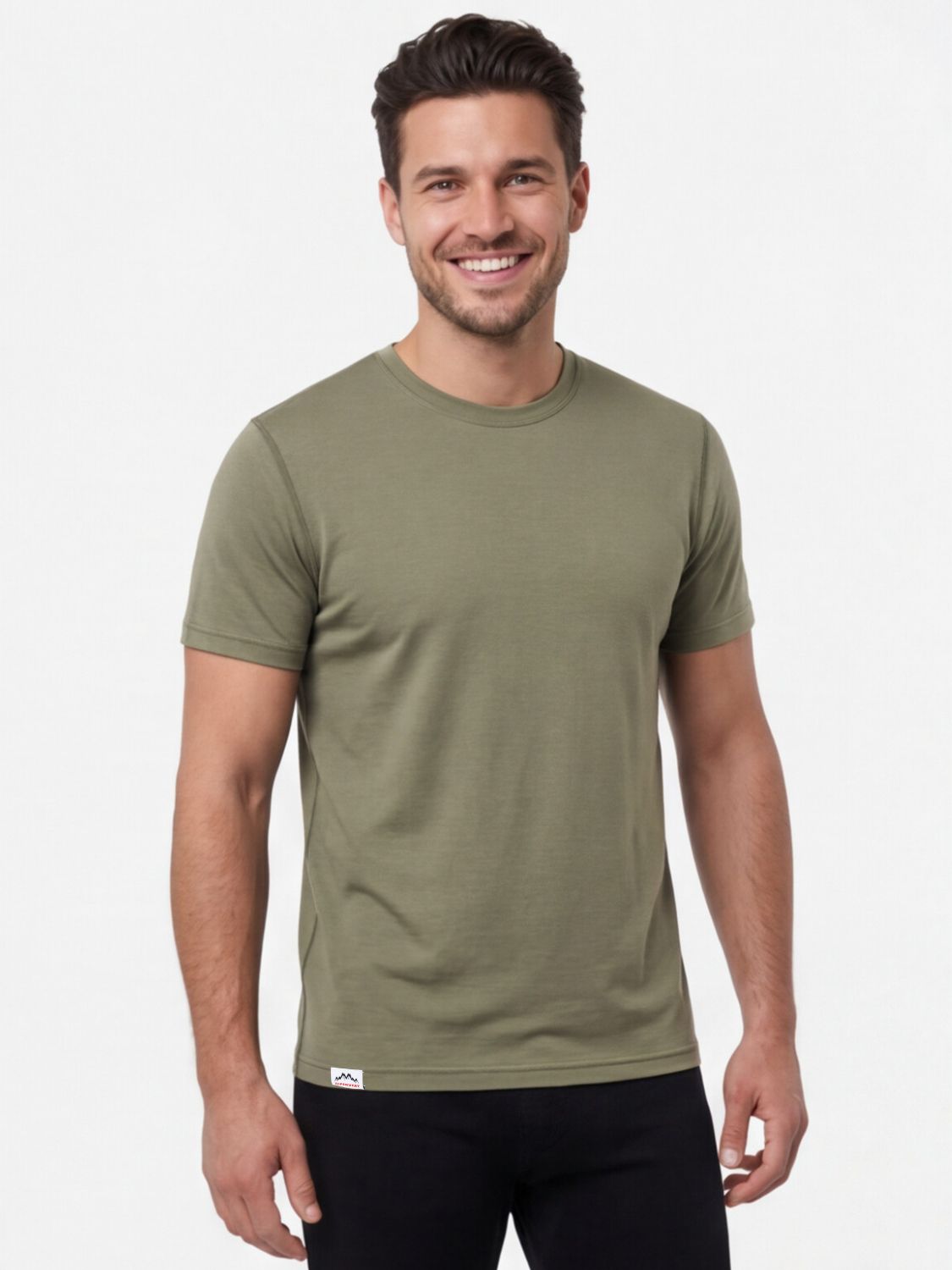Mann trägt ein grünes Herren T-Shirt aus Merinowolle.