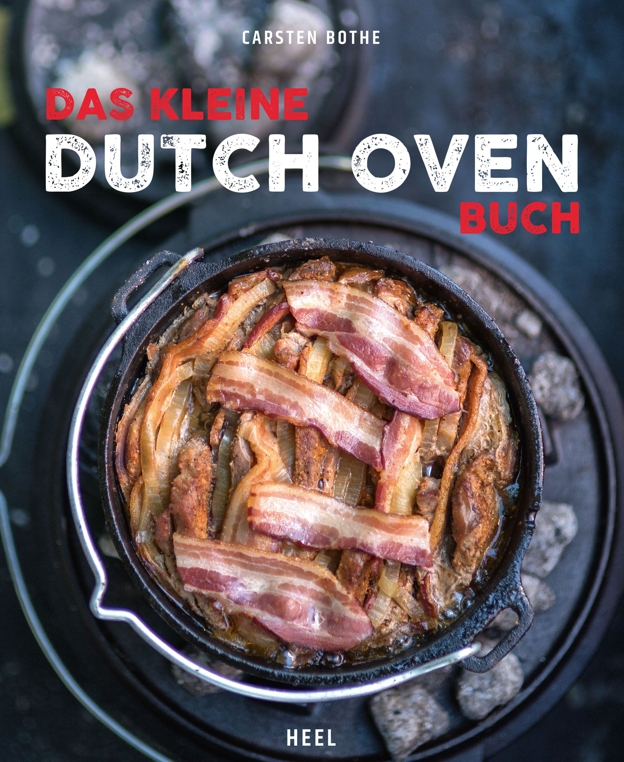 Buchcover mit Titel "Das kleine Dutch Oven Buch" und Autor Carsten Bothe. Darunter ein gefüllter Dutch Oven mit Speck.