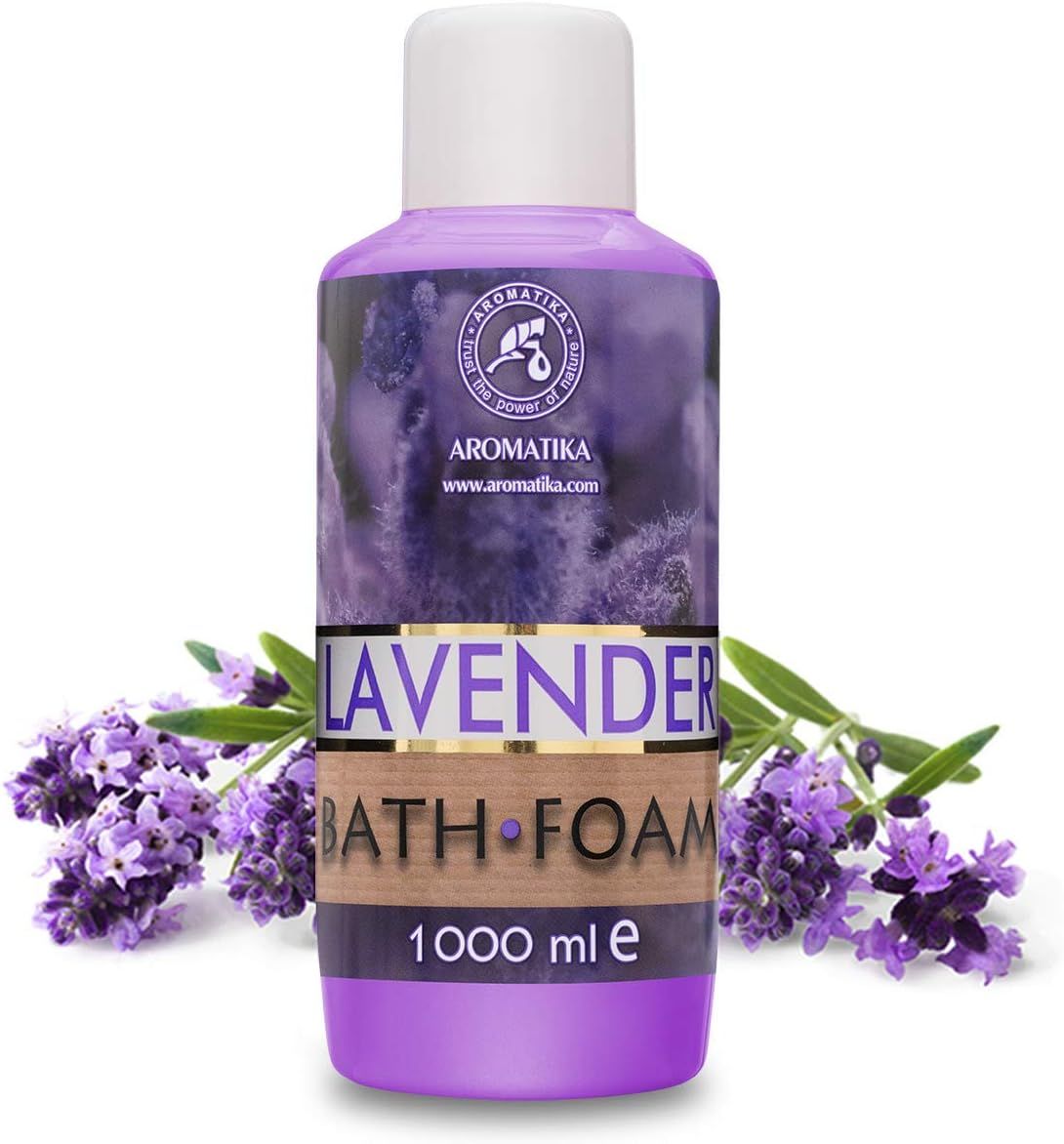 Violette Flasche mit weißem Deckel. Aufschrift: AROMATIKA, LAVENDER BATH FOAM, 1000 ml e. Lavendelblüten liegen daneben.