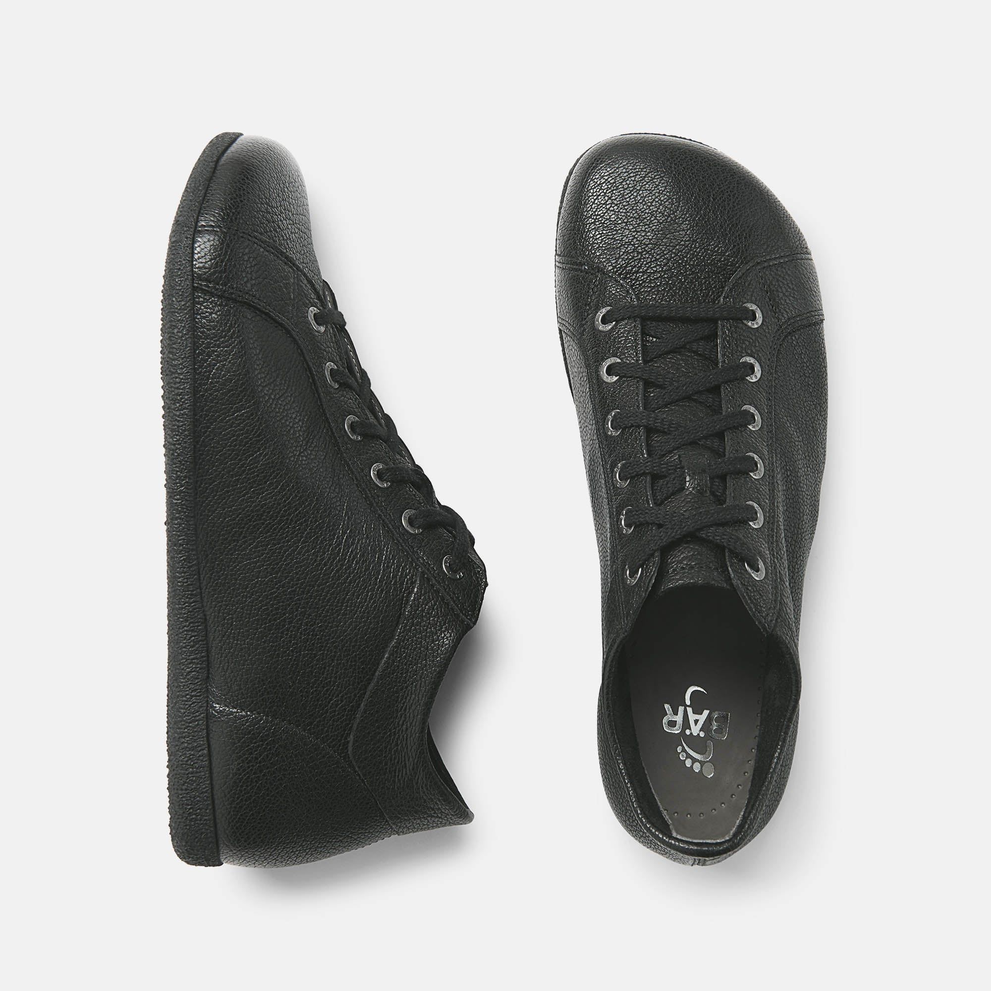 Zwei schwarze Stiefeletten von oben. Schnürung, breite Passform. Innensohle mit Logo. Glattleder.