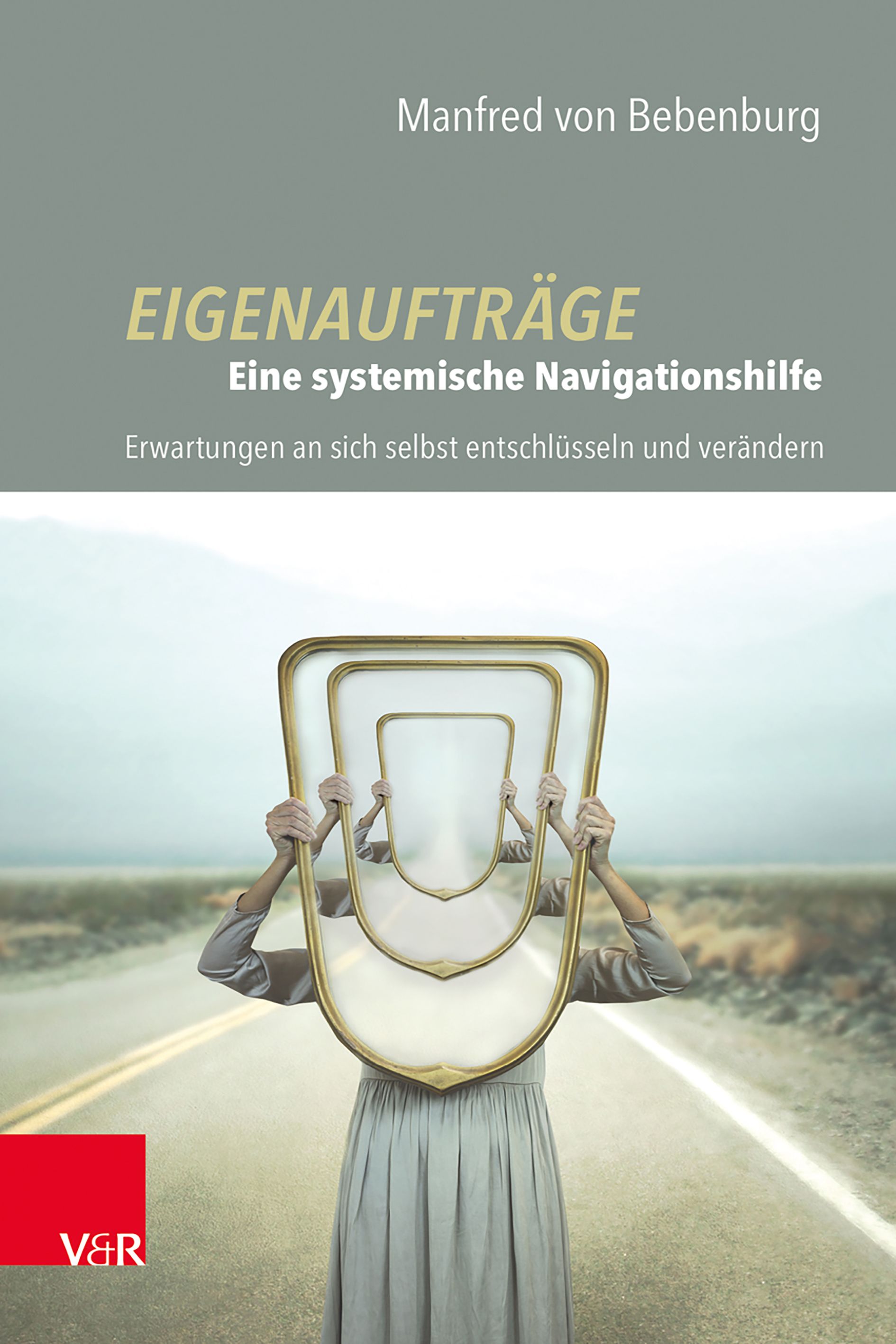 Buchcover mit Titel "EIGENAUFTRÄGE". Autor: Manfred von Bebenburg. Frau hält Spiegelrahmen auf Straße. Verlag V&R.