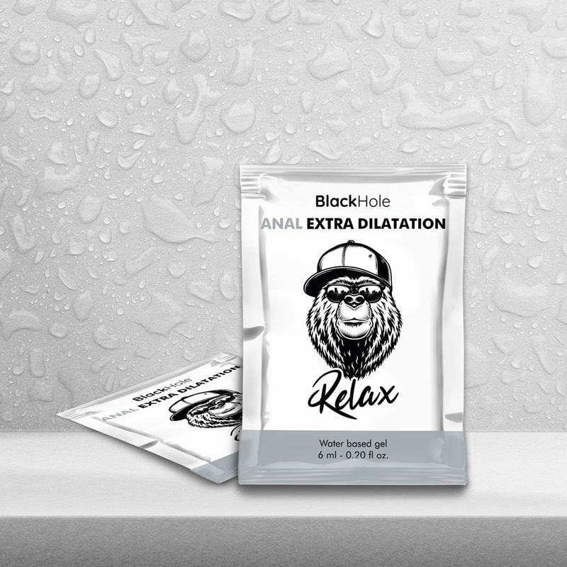 Zwei Produkt-Sachets auf einer Oberfläche. Text: Black Hole, ANAL EXTRA DILATATION, Relax. Inhalt: 6 ml - 0.20 fl oz.