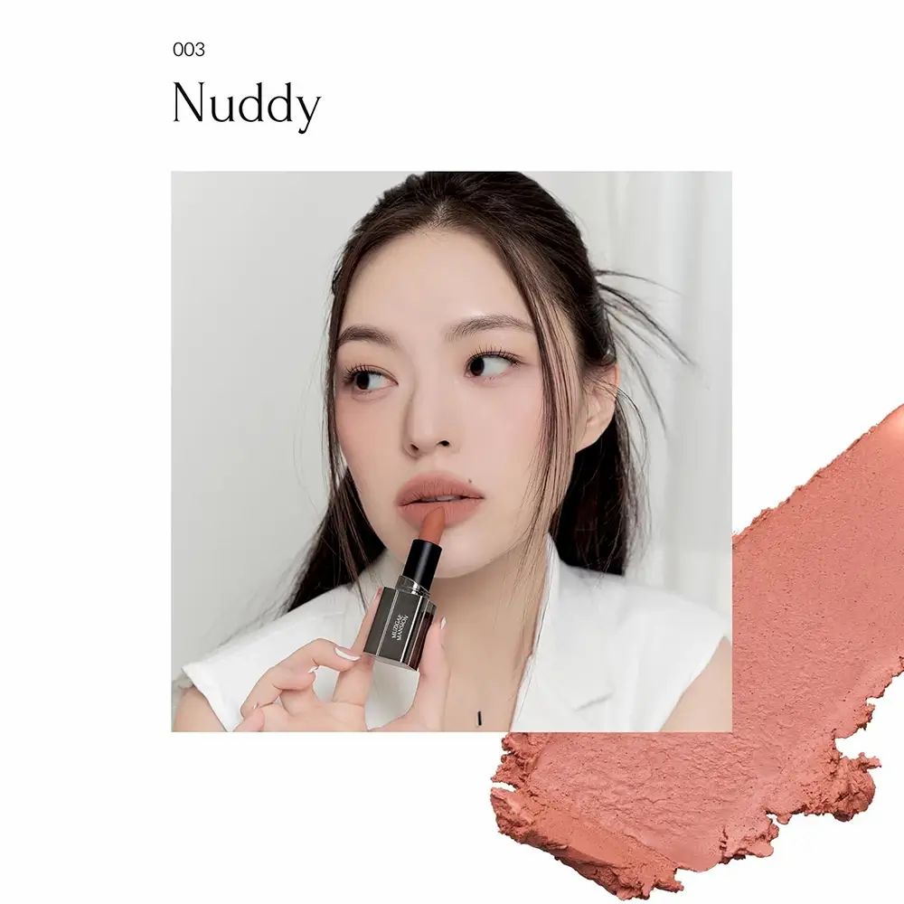 Frau hält Lippenstift. Lippenstift-Farbe Nuddy. Aufgetragen auf Lippen und als Farbmuster.