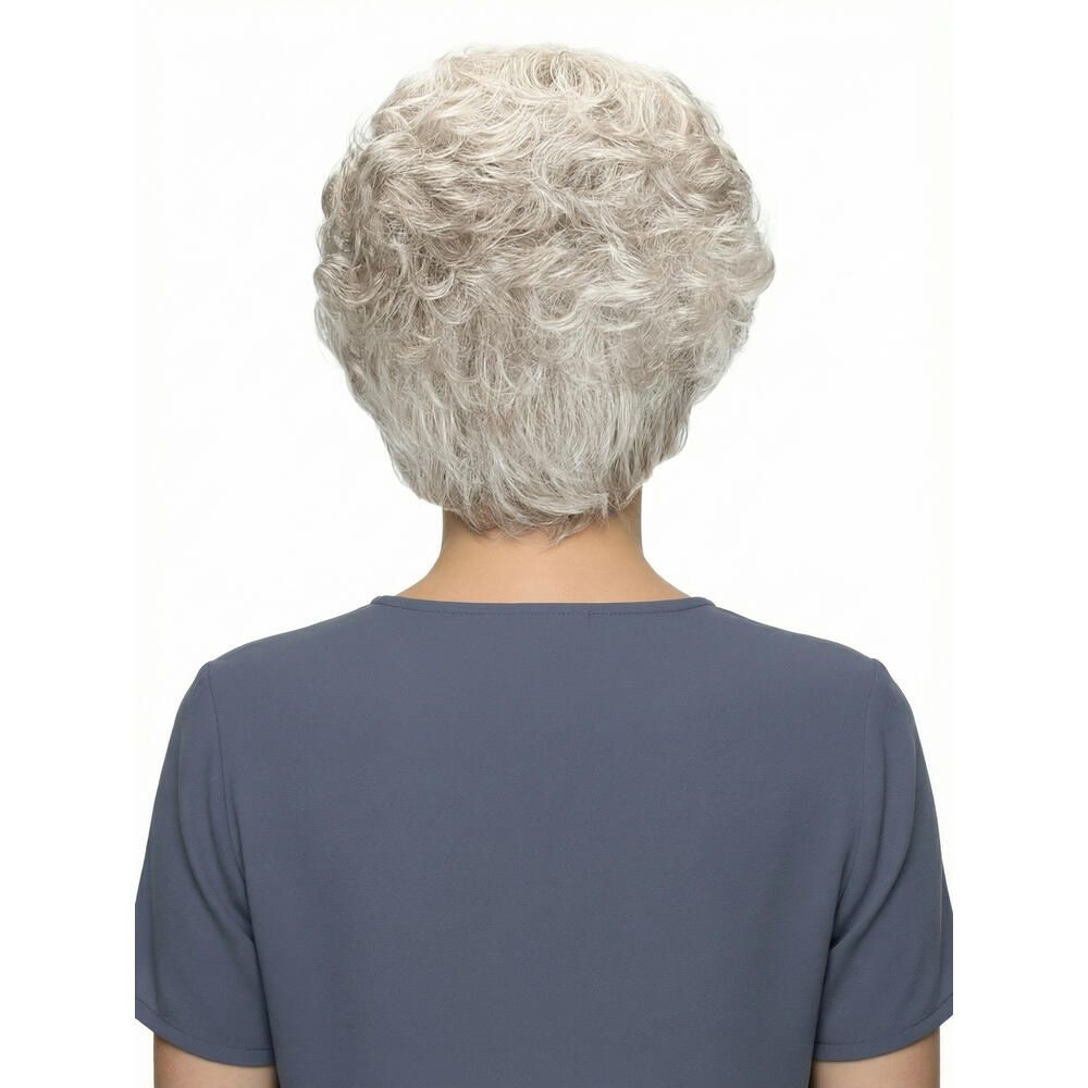 Rückansicht einer Kurzhaarperücke mit grauen Locken. Die Frau trägt ein blaues Oberteil.