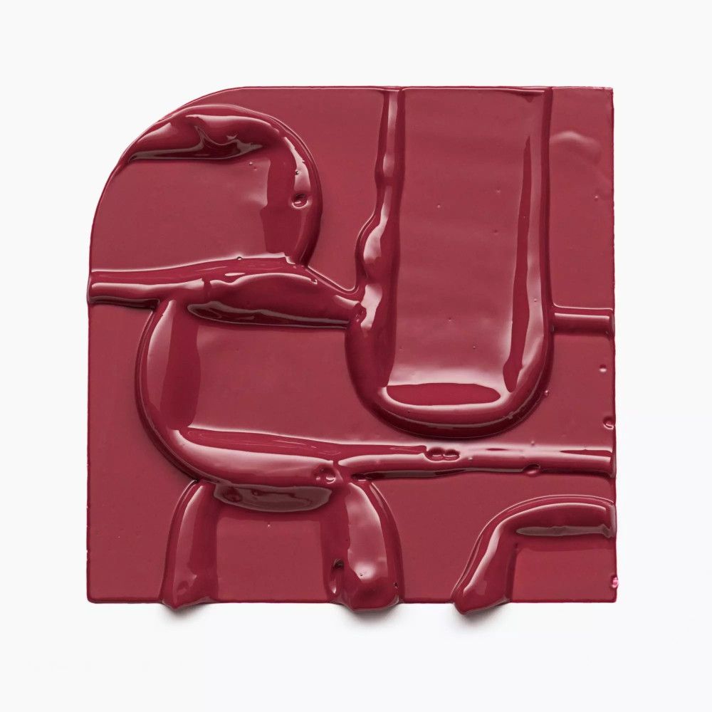 Quadratische, rote Oberfläche mit verschiedenen Formen aus Flüssigrouge. Verschiedene Texturen und Formen.