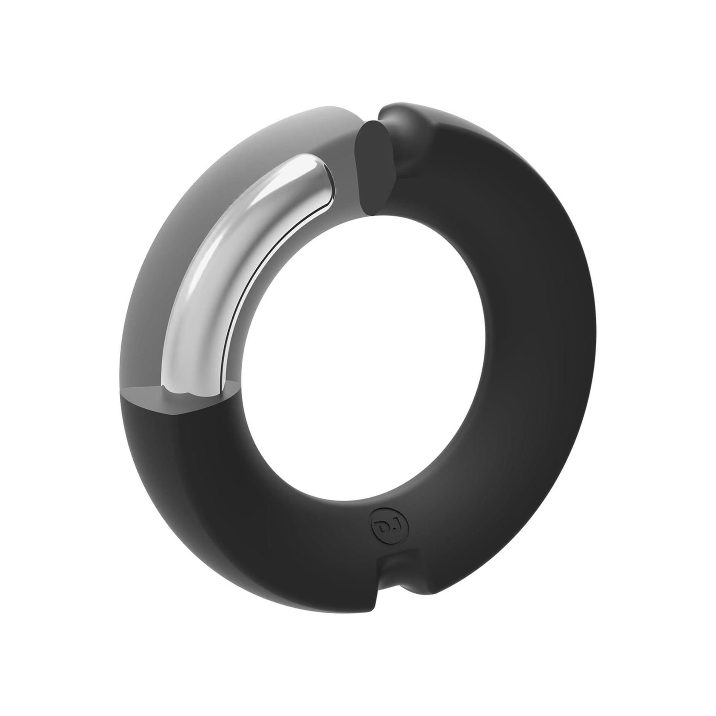 Schwarzer Cockring mit Metallkern. Teilweise sichtbar. Silikon-Ummantelung. Runde Form. Ein Teil silberfarben. Marke: JK Kink by Doc Johnson.