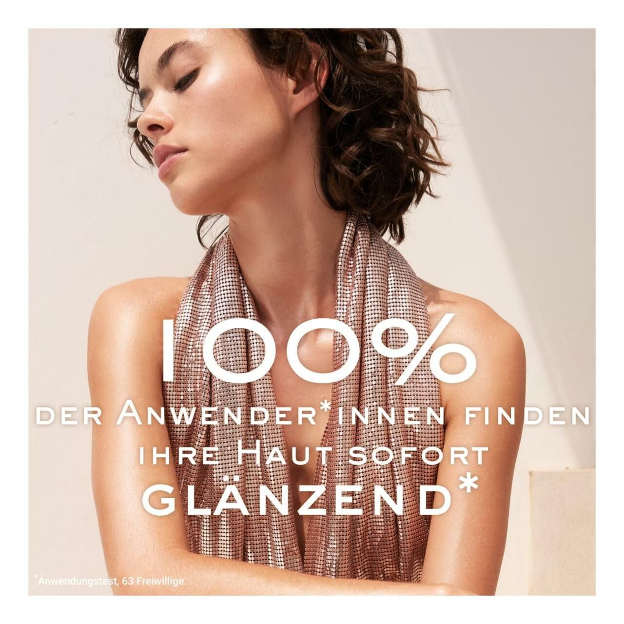 Frau mit glänzender Haut. Text: 100% der Anwender finden ihre Haut sofort glänzend.