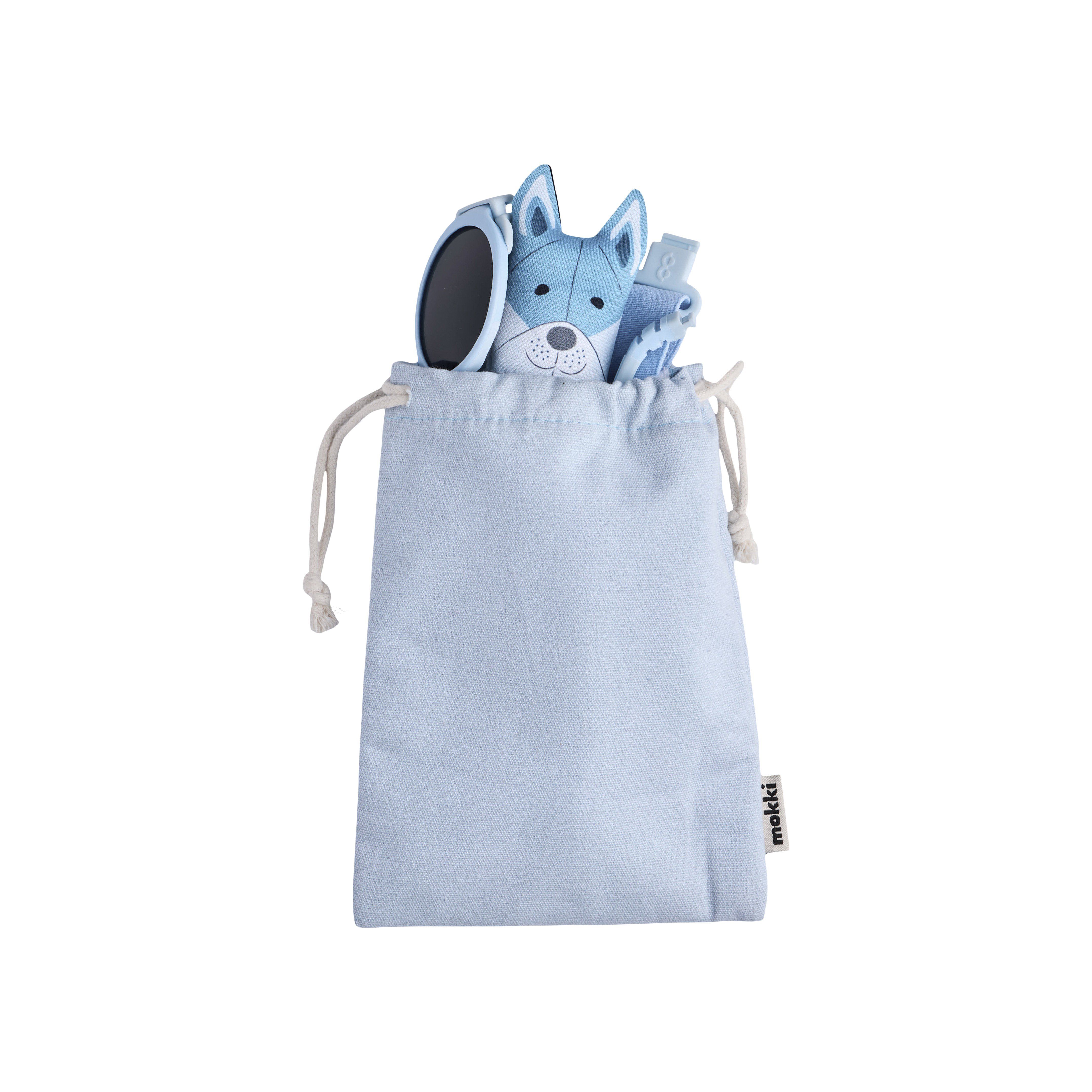 Hellblaue Aufbewahrungstasche mit Sonnenbrille, Putztuch und Zubehör. Produktname: Mokki. Flexibler Rahmen.