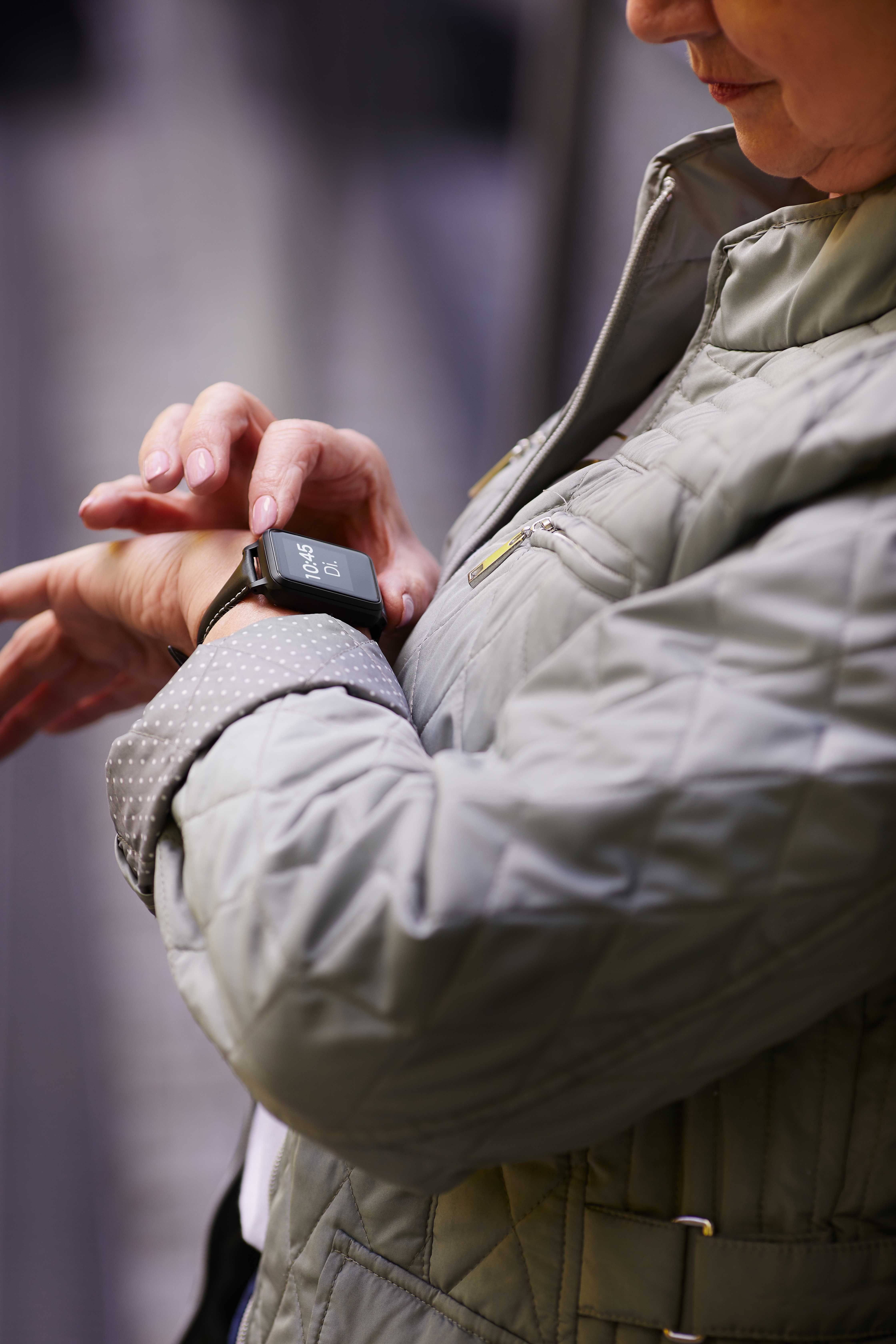 Anio 5 Care Senioren Smartwatch schwarz Klettverschluss mit SIM-Karte & Telefon