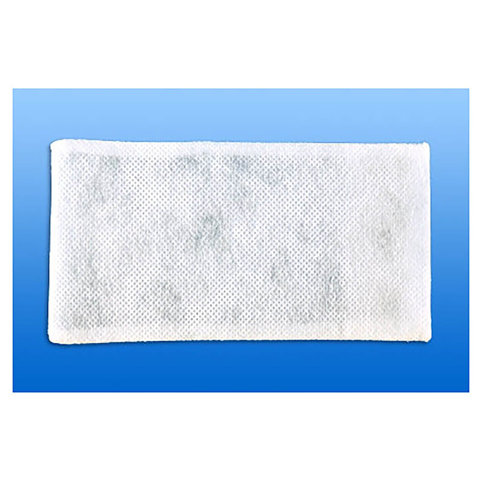 Weiße, rechteckige Schutzhülle. Netzartige Oberfläche. Auf blauem Hintergrund.