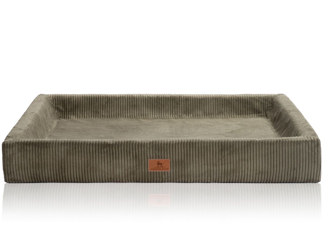 Orthopädisches Hundebett mit Cordbezug. Rechteckige Form, olivgrün. Kleines Logo-Etikett. Erhöhter Rand.