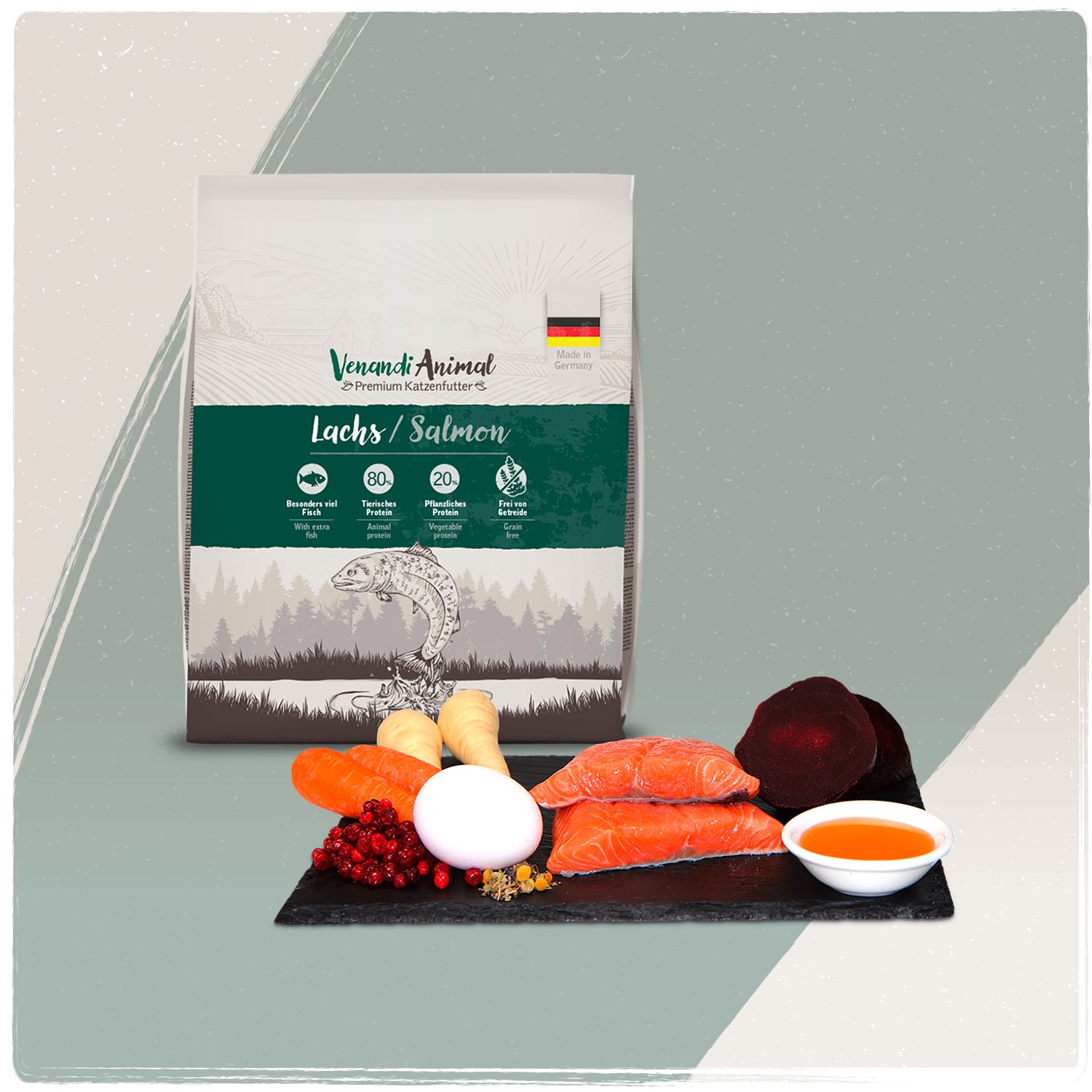 Tiernahrung mit Lachs und Zutaten wie Lachsfilets, Karotten, Rote Bete und Beeren auf einem Stein, vor einem zweifarbigen Hintergrund.