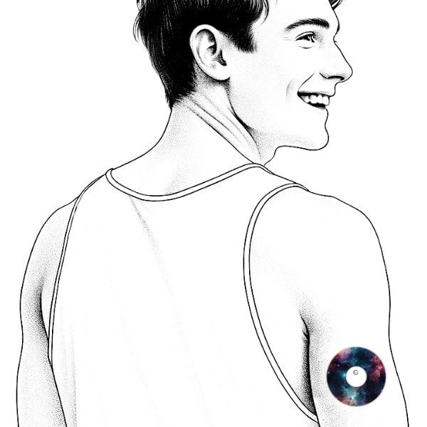 Schwarz-Weiß-Zeichnung eines lächelnden Mannes. Auf dem Arm ein rundes Pflaster mit Weltraum-Design und Loch in der Mitte.