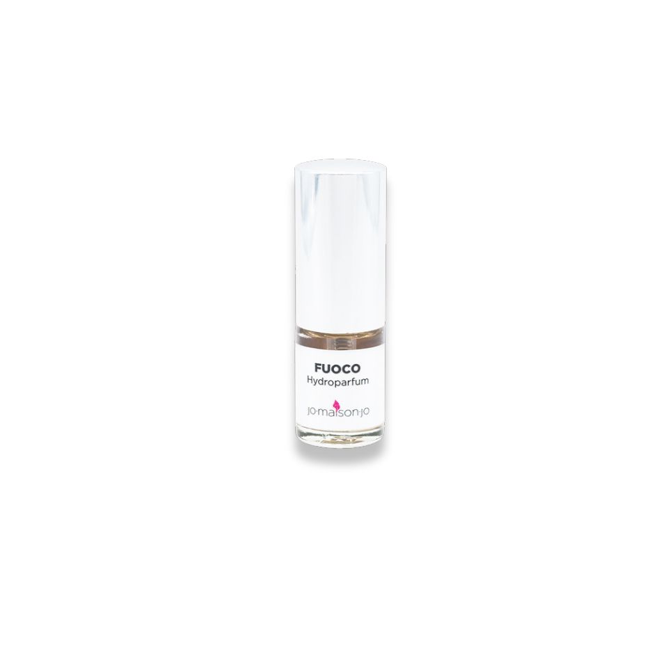 Flacone cilindrico con tappo bianco. L'etichetta riporta "FUOCO Hydroparfum" e "jomaisonjo".